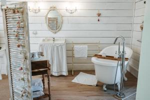 Koupelna v ubytování Relais des combrailles + 9 fotografií