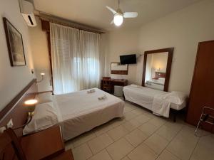 Ένα ή περισσότερα κρεβάτια σε δωμάτιο στο Hotel Adriatico