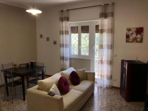 una sala de estar con un sofá y una mesa en Casa Tatti, en Roma