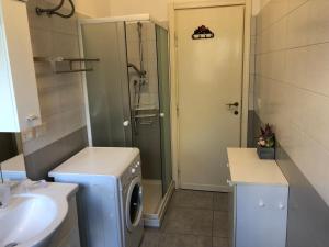 Un baño con lavadora y lavabo. en Casa Tatti, en Roma