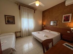 Ένα ή περισσότερα κρεβάτια σε δωμάτιο στο Hotel Adriatico