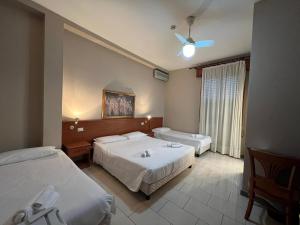 Ένα ή περισσότερα κρεβάτια σε δωμάτιο στο Hotel Adriatico