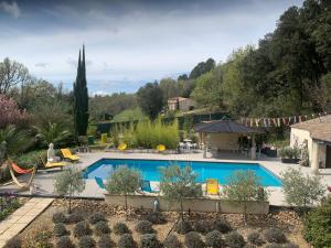 une piscine dans un jardin avec des plantes dans l'établissement Bastide du Bonheur Saint Donat, à Gréoux-les-Bains