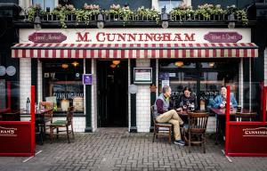 un grupo de personas sentadas fuera de un restaurante en The Rooms at Cunningham's, en Kildare