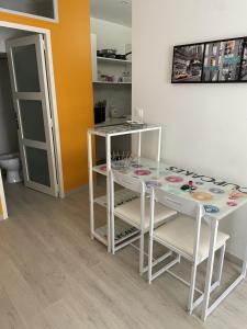 Habitación con mesa, sillas y estante. en T2 hypercentre Libourne 5 min St Emillon, en Libourne