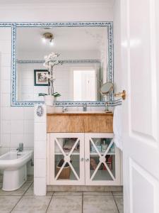 帕西托布蘭科的住宿－Pasito Blanco Holiday Home - Casa Yairan，一间带水槽和镜子的浴室