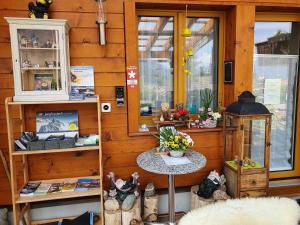 een winkel met een tafel en enkele items op een muur bij Chalet-Gafri - BnB - Frühstückspension - Service fast wie im Hotel in Wilderswil