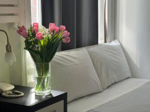 Postel nebo postele na pokoji v ubytování Hotel RossoVino Milano