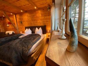 Tempat tidur dalam kamar di Alpenauszeit im Zirbenholz Chalet