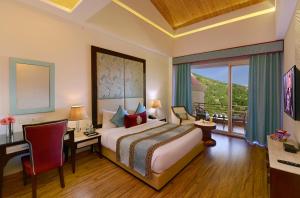 Μια τηλεόραση ή/και κέντρο ψυχαγωγίας στο Glenview Resort Kasauli, a member of Radisson Individuals