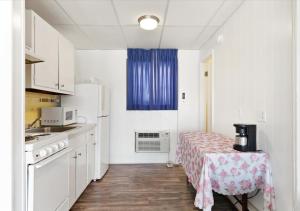 Η κουζίνα ή μικρή κουζίνα στο Blue Wave Inn - Ocean City