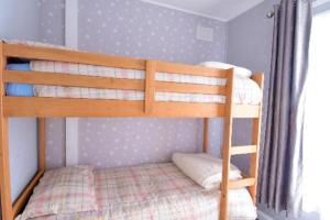 Etagenbett in einem kleinen Zimmer mit Etagenbett in einem Schlafzimmer. in der Unterkunft Pet friendly sleeps 6 Chalet Bridlington free elec in Bridlington