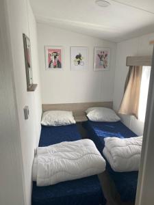 Posteľ alebo postele v izbe v ubytovaní Zee&Zout, chalet 6 pers. bij Renesse en strand!