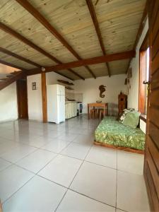 - une chambre avec un lit et une table dans l'établissement Casa Pitaya, à Corumbau