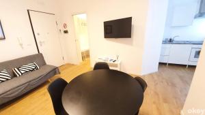 salon z czarnym stołem i kanapą w obiekcie Bed & Relax Loft - Bari Centro w mieście Bari