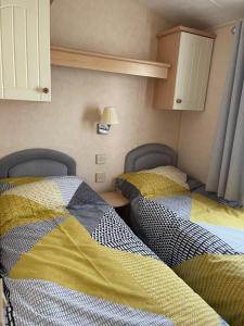 Llit o llits en una habitació de Beautiful 2-Bed Static caravan