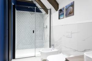 een witte badkamer met een douche en een toilet bij Winnica Veneda in Ustka