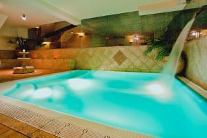 The swimming pool at or close to Apartamentos Laurel Suites