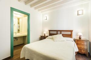 A bed or beds in a room at Apartamentos Laurel Suites