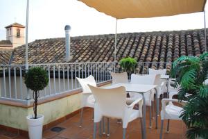 A restaurant or other place to eat at Apartamentos Laurel Suites