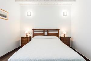 A bed or beds in a room at Apartamentos Laurel Suites