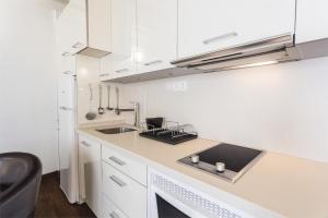 A kitchen or kitchenette at Apartamentos Laurel Suites