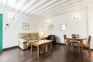 A seating area at Apartamentos Laurel Suites