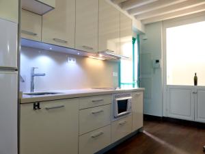 A kitchen or kitchenette at Apartamentos Laurel Suites