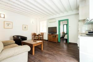 A television and/or entertainment centre at Apartamentos Laurel Suites