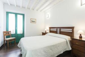 A bed or beds in a room at Apartamentos Laurel Suites Még 32 kép