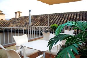 A balcony or terrace at Apartamentos Laurel Suites