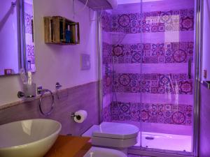 a purple bathroom with a toilet and a shower at Le Cupole Decò in Palermo