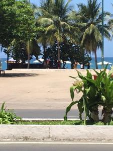 ein Park mit Palmen und ein Strand mit Meer in der Unterkunft VINH MINH HOTEL in Nha Trang