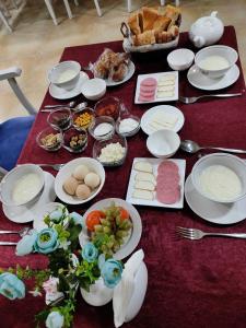 una mesa cubierta con platos y tazones de comida en Alliance hotel bukhara, en Bukhara