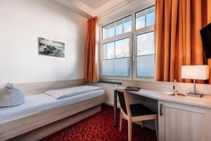 Un pat sau paturi într-o cameră la Hotel Gorch Fock