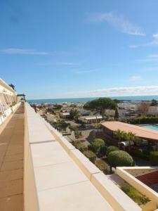 Vom Balkon eines Resorts genießen Sie Meerblick. in der Unterkunft Appartement Village Naturiste Tornado in Cap d'Agde