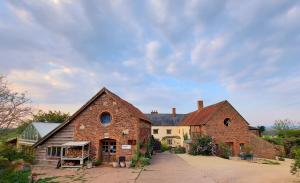 un grande edificio in mattoni con: di Huntstile Organic Farm a Bridgwater