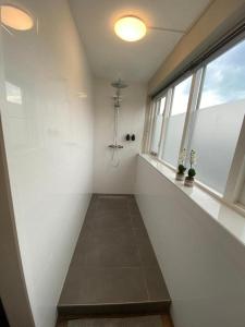 um quarto com um corredor com uma janela em Hakuna Matata - 4p apartment Groningen Center em Groningen