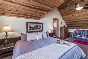 - une chambre avec un grand lit et des plafonds en bois dans l'établissement Breakaway Cabin, 3 Bedrooms, Sleeps 6, Pets Welcome, Wood Fireplace, à Ruidoso
