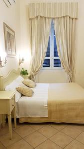 サッサリにあるChiaro Di Luna viale Italiaのベッドルーム(ベッド1台、窓付)