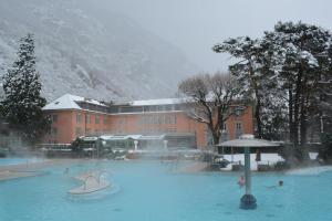 un edificio con una piscina de agua delante en Maison villageoise, en Collombey