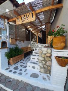 un edificio con un patio con un cartello sopra di Mariza Apartments -studios a Hanioti