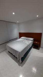 Tempat tidur dalam kamar di Aparta suit Rodadero