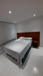 Tempat tidur dalam kamar di Aparta suit Rodadero