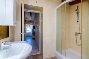 uma casa de banho com um lavatório branco e um chuveiro em Orka Apartments em Dubrovnik