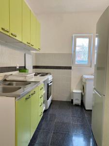 Köök või kööginurk majutusasutuses Holiday Home Oaza
