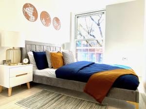 a bedroom with a bed and a window at PERFECT CENTRAL LOCATION- 5 minutes from TOWER BRIDGE ! 8 minutes walk from tube in London