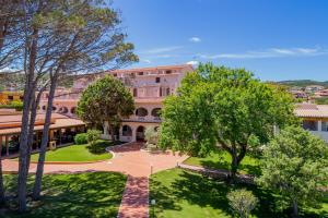 an aerial view of a building with trees at Blu Hotel Laconia Village in Cannigione