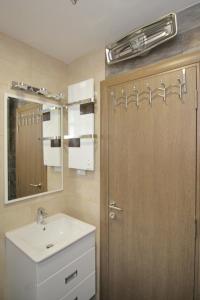 兹拉蒂博尔Natali Apartman的浴室里有洗手池和镜子