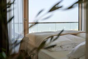 ノルダーナイにあるHotel Haus am Meerのベッド1台(空港の景色を望む窓付)